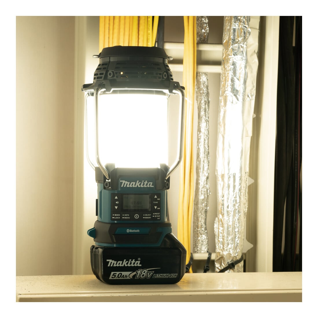 Makita Akku-Radio mit Laterne 18V (ohne Akku, ohne Ladegerät)