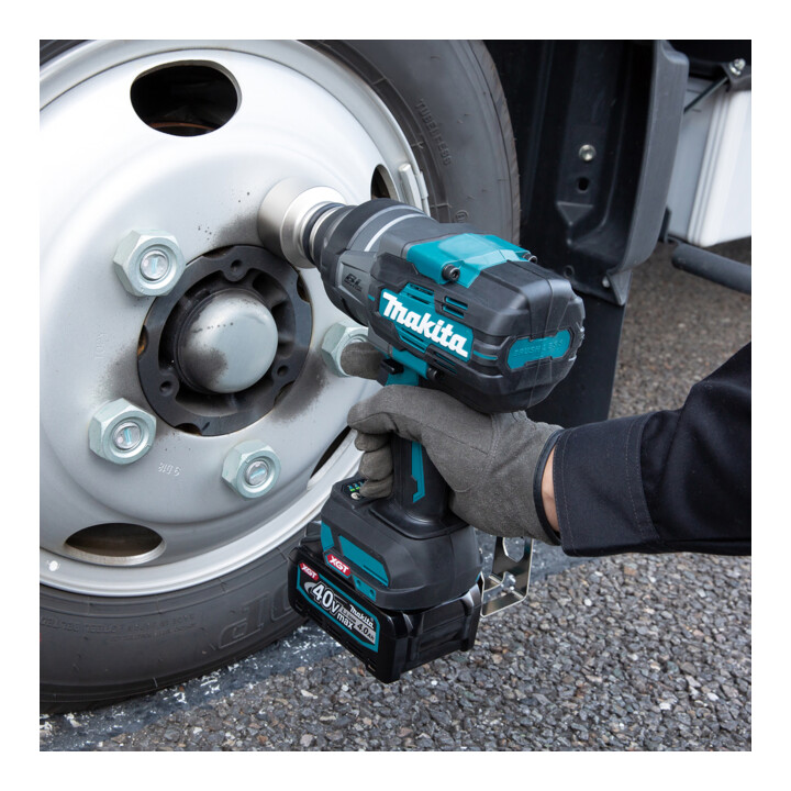 Makita Akku-Schlagschrauber 40 V max. / 4,0 Ah, 2 Akkus + Ladegerät im MAKPAC TW001GM201