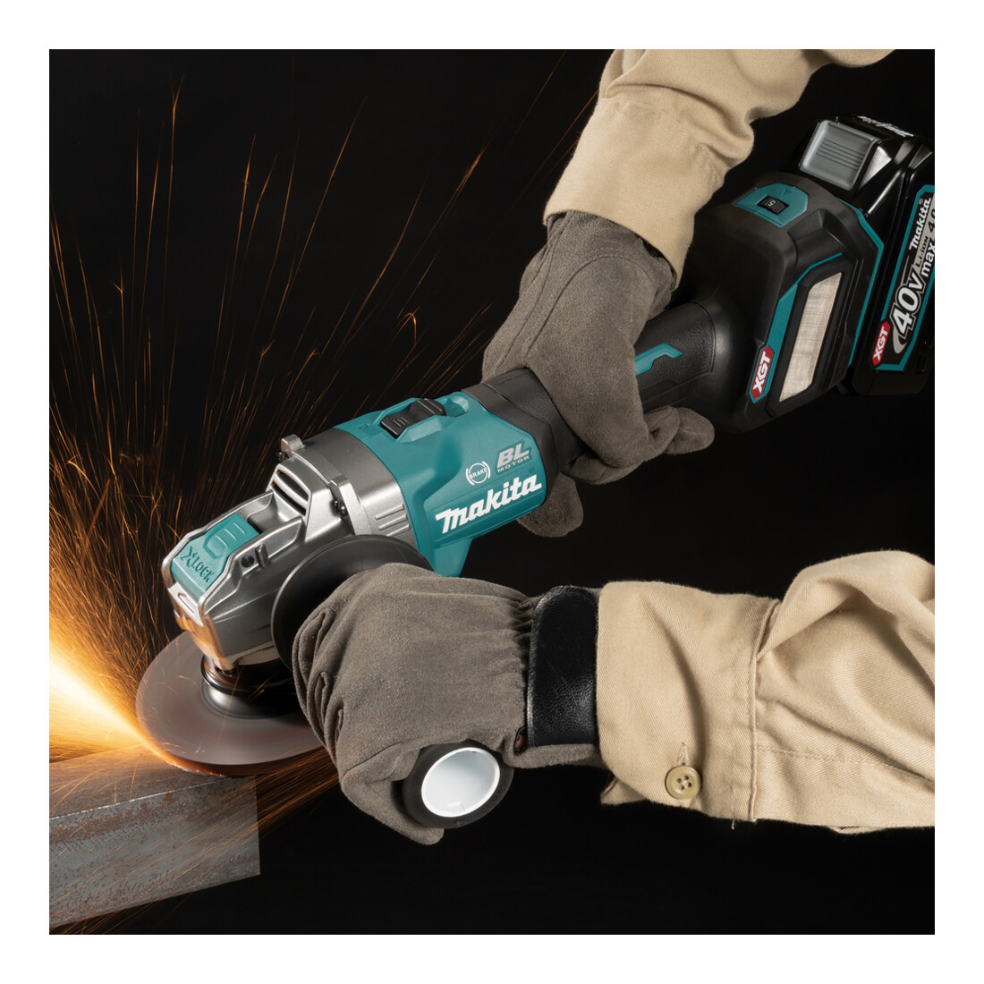 Makita Akku-Winkelschleifer 40V max. / 4,0 Ah, 2 Akkus + Ladegerät im MAKPAC