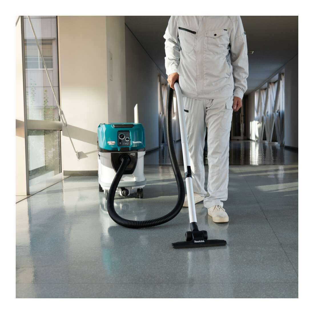 Makita Aspirateur sans fil 2x40V max., 40/30 l, humide/sec, L, AWS
