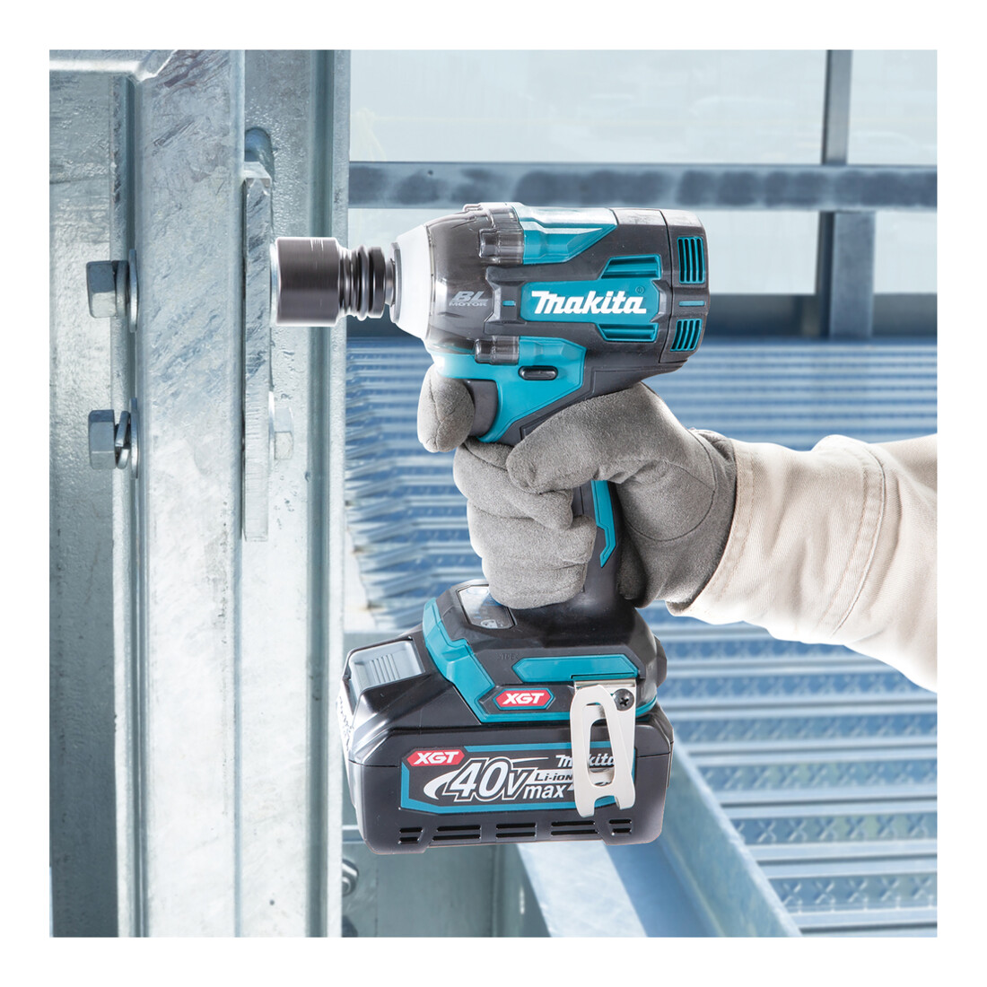 Makita Avvitatore a impulsi a batteria 40V max./2,5 Ah, 2 batterie + caricabatterie in MAKPAC TW004GD201