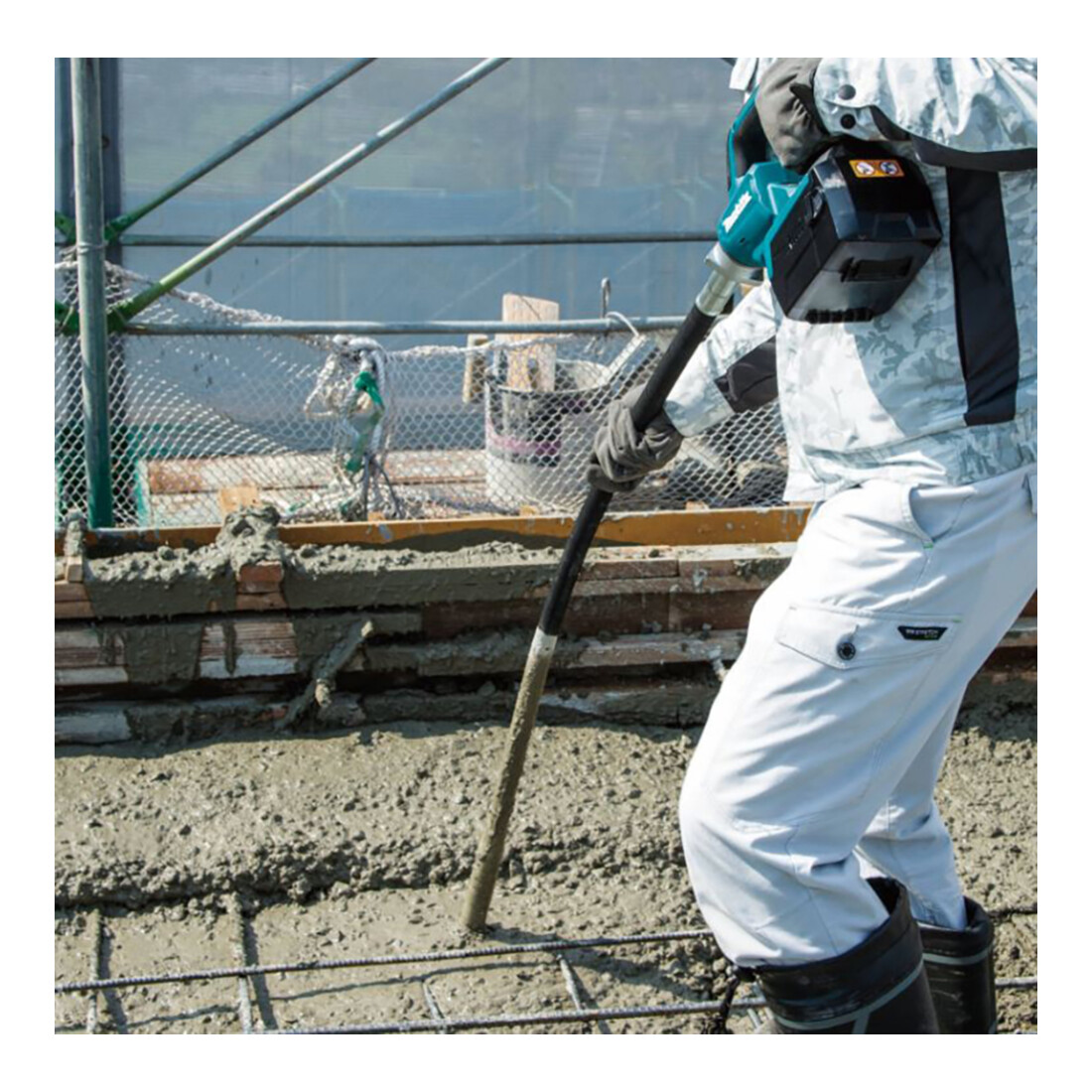 Makita Compacteur à béton sans fil 40V max. (sans batterie, sans chargeur) avec embout compacteur 32 mm