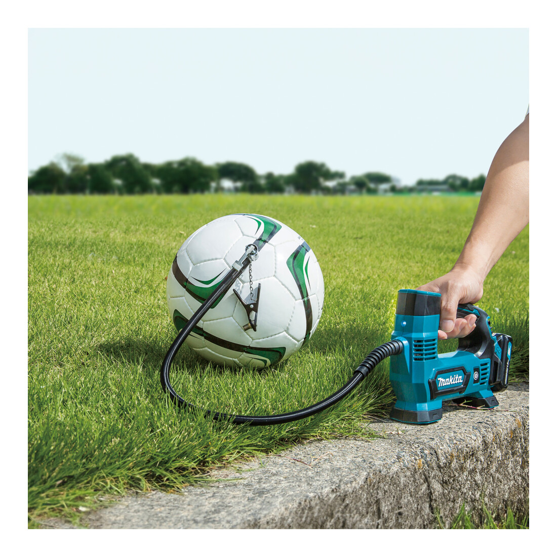 Makita Compressore a batteria 8,3 bar 12V MP100DZ