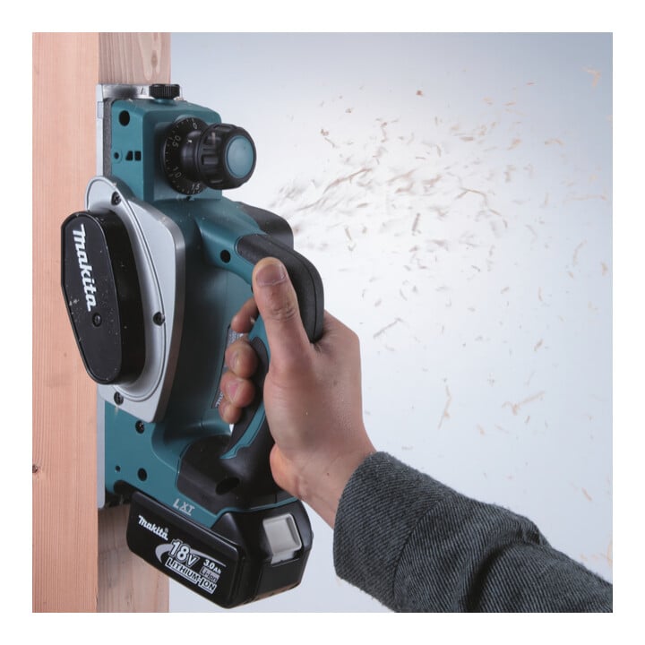 Makita DKP180RTJ Rabot à batterie 82 mm 18 V / 5.0 Ah + 2 batteries