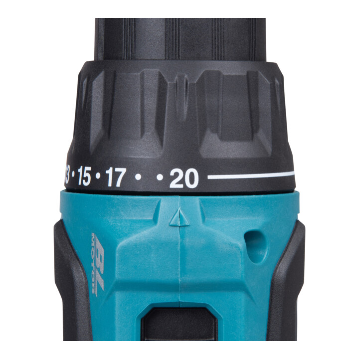 Makita Perceuse-visseuse à percussion sans fil 18V 3,0 Ah 2 batteries Chargeur Valise Set d’accessoires
