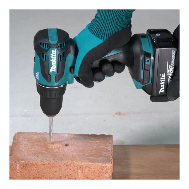 Makita Perceuse-visseuse à percussion sans fil 18V 3,0 Ah 2 batteries Chargeur Valise Set d’accessoires