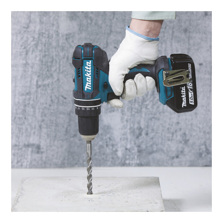 Makita Perceuse-visseuse à percussion sans fil 18V + Set de 31 embouts + Glacière MAKPAC taille 4