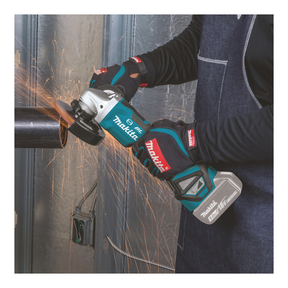 Makita Smerigliatrice angolare a batteria DGA517RTJ, 18V, 5,0 Ah con interruttore a paletta, 2 batterie e caricatore, in MAKPAC