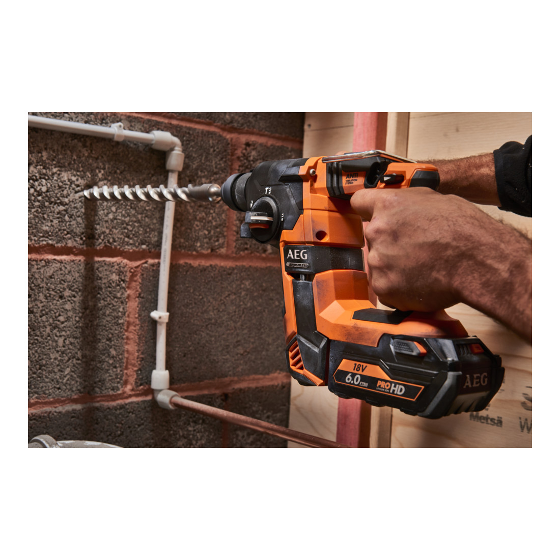 AEG Martello combinato a batteria brushless BBH 18BL LI-401C 18V, 1x batteria PRO 4,0Ah, caricabatterie, in valigetta