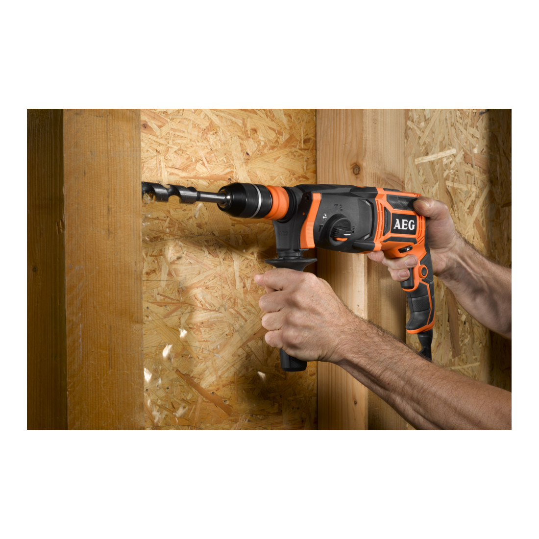 AEG Martello combinato KH24IXE 800W con mandrino autoserrante FIXTEC, impugnatura supplementare e battuta profondità di foratura, in valigetta