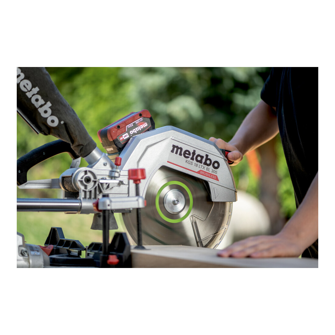 Metabo Accu-afkortzaag KGS 18 LTX BL 305 (614305850) met trekfunctie;