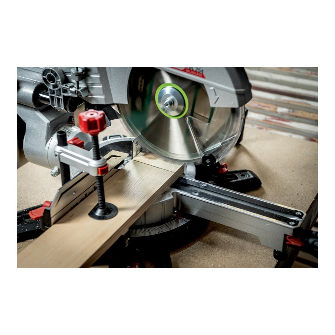 Metabo Akku-Kappsäge KGS 18 LTX BL 254 (614254650) mit Zugfunktion 18V 2x5.2Ah Li-Power + ASC 55