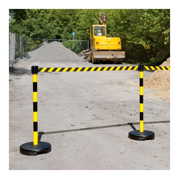 Moravia Gurt-Warnständer BASIC mit schwarz/gelb schraffiert Band Länge 3000 mm, 50 x 950 mm