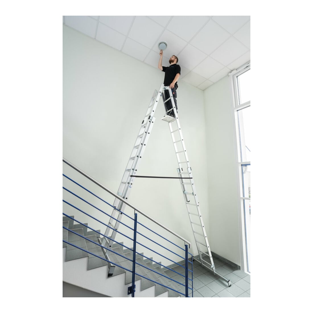 MUNK Aluminium-Stehleiter 4-teilig nivello®-Traverse 4 x 8 Sprossen