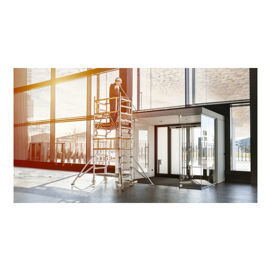 Munk FlexxTower SG mit vorlaufendem Geländer Plattformhöhe 2,10 m