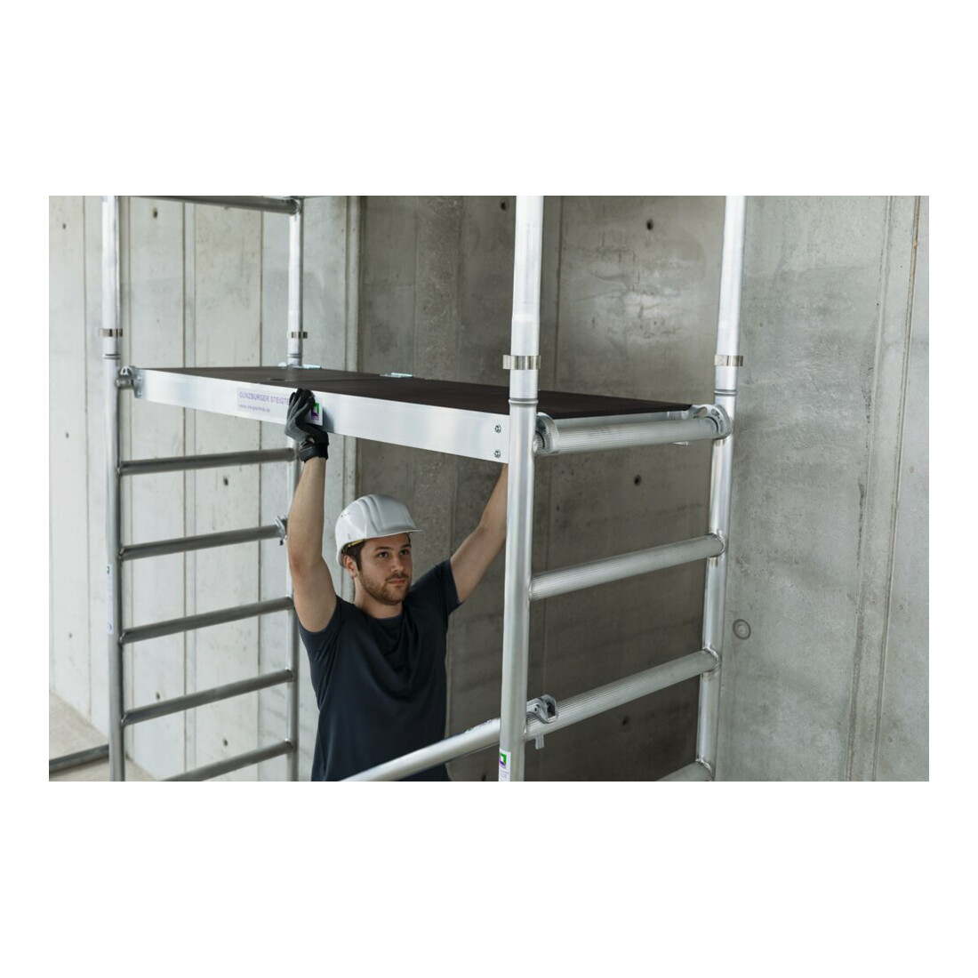 MUNK Aluminium-Rollgerüst mit Plattformen im 2m Abstand