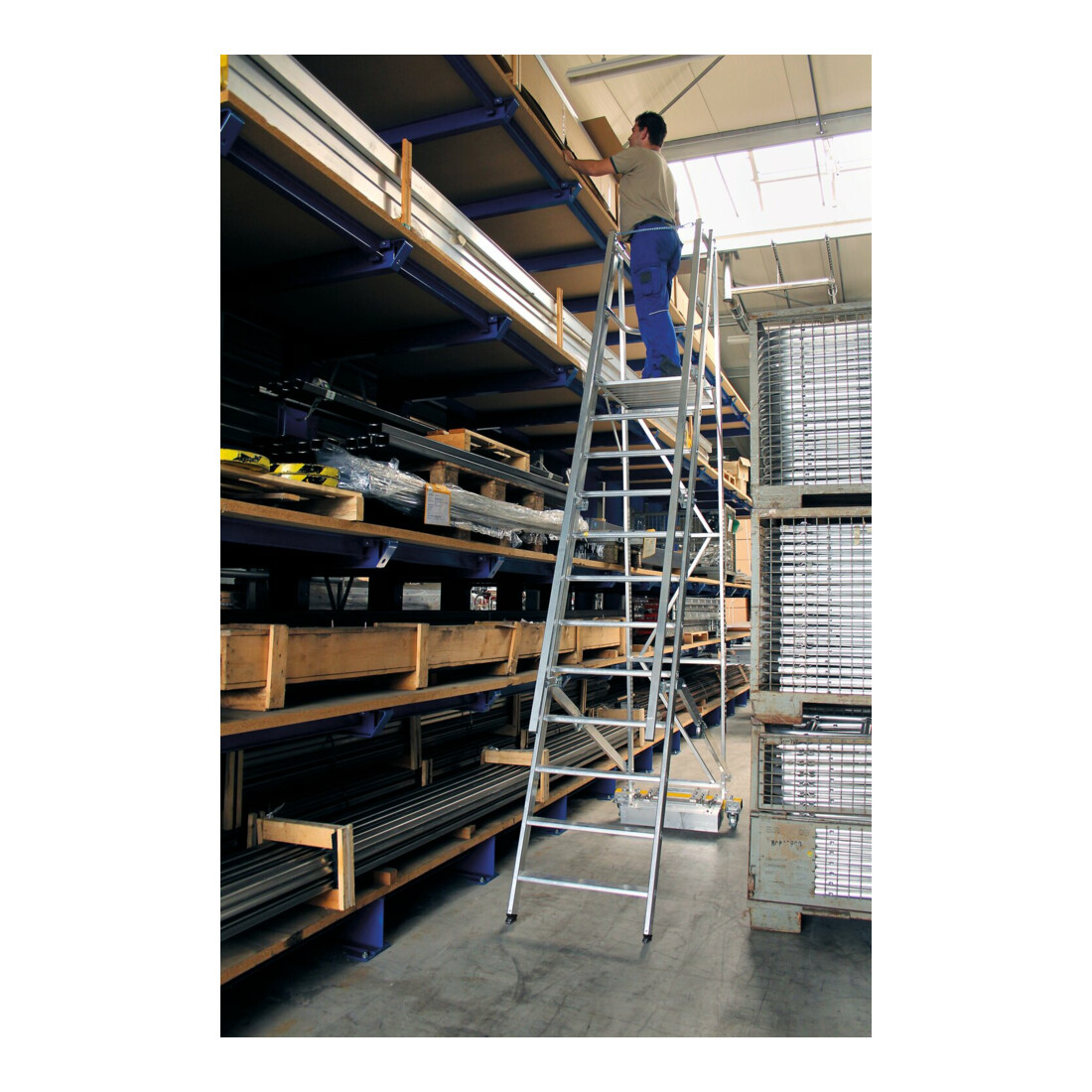 MUNK Aluminium-Podestleiter fahrbar, klappbar mit schmaler Quertraverse