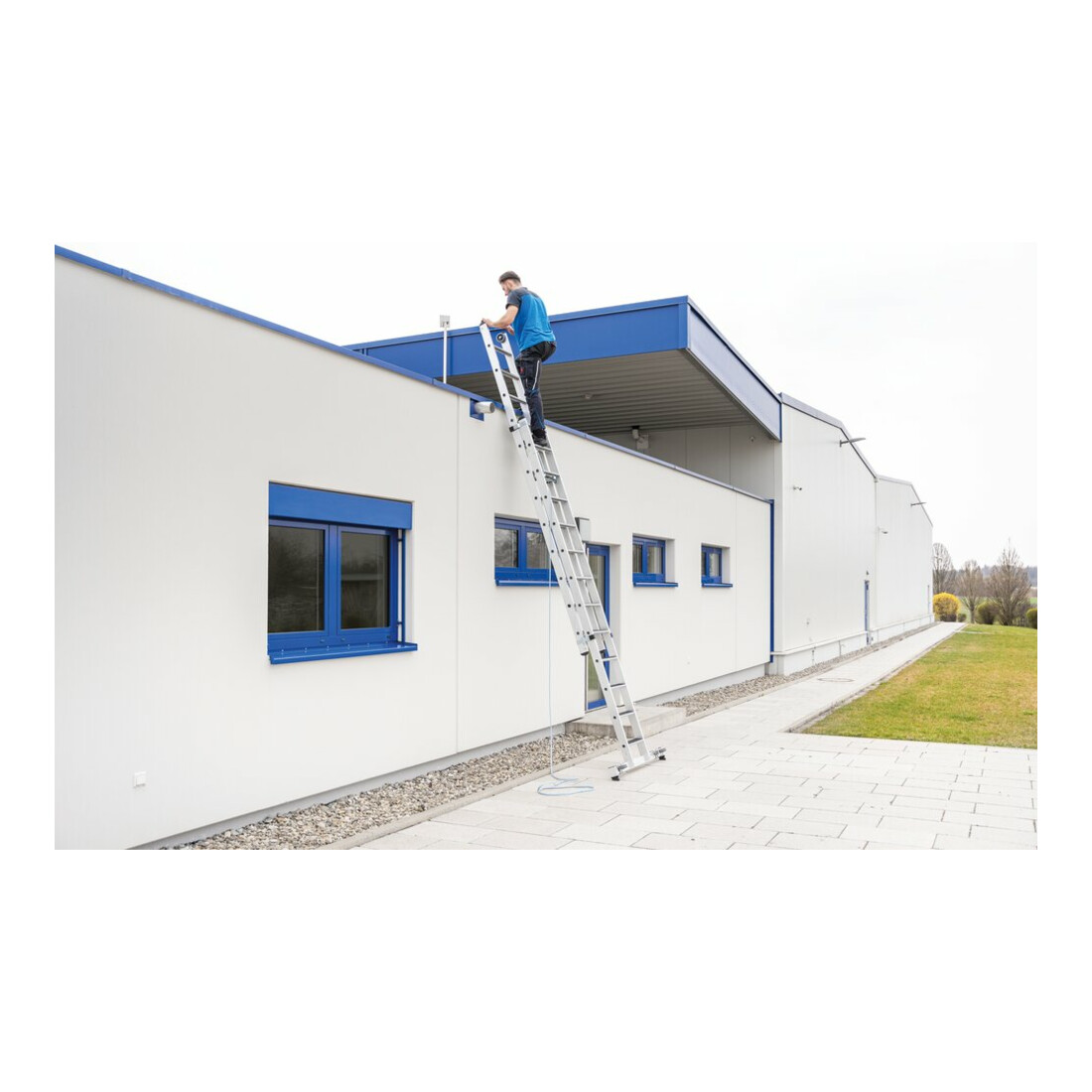 MUNK Stufen-Seilzugleiter 2-teilig mit nivello® Traverse und clip-step R13 2x12 Stufen
