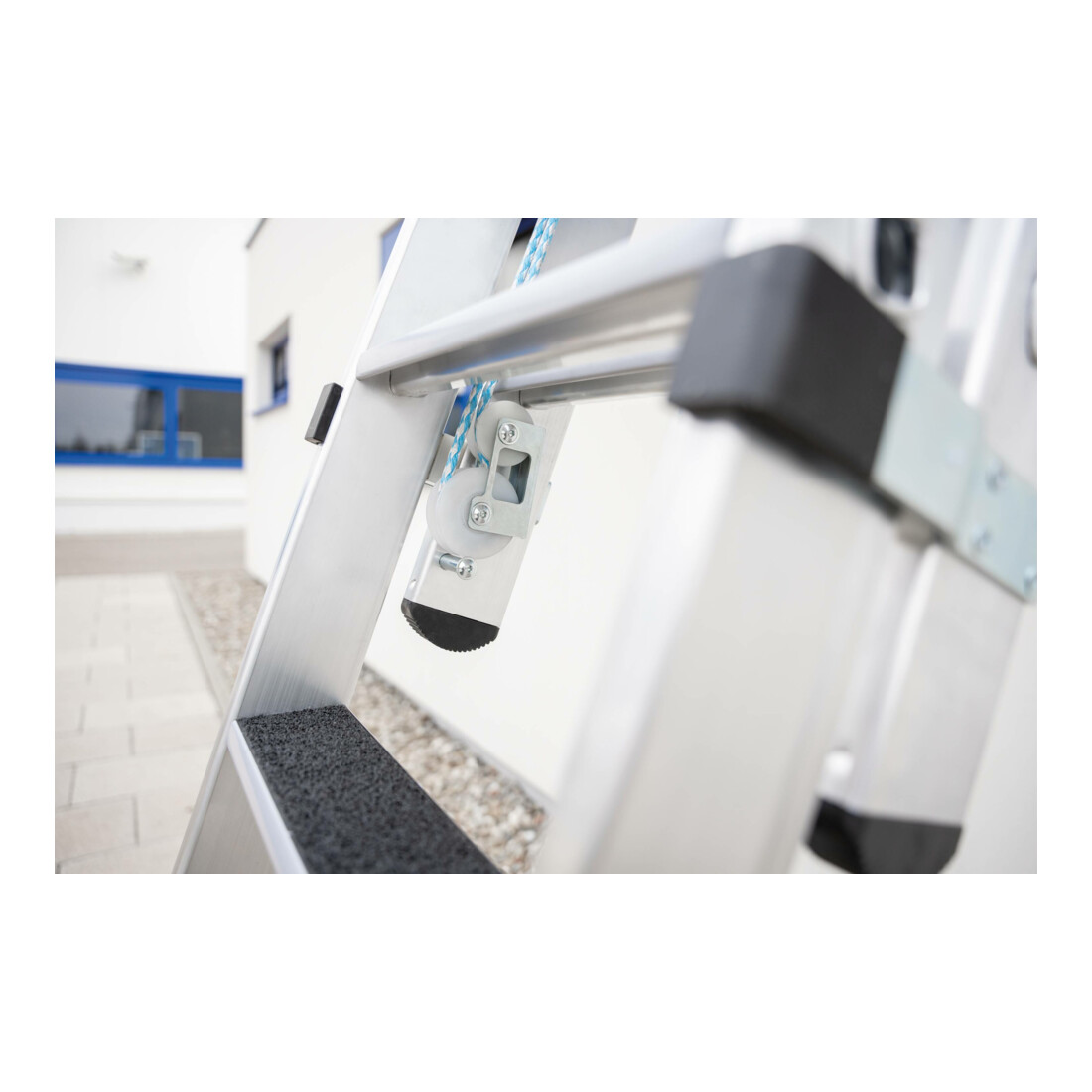 MUNK Stufen-Seilzugleiter 2-teilig mit nivello® Traverse und clip-step R13 2x12 Stufen