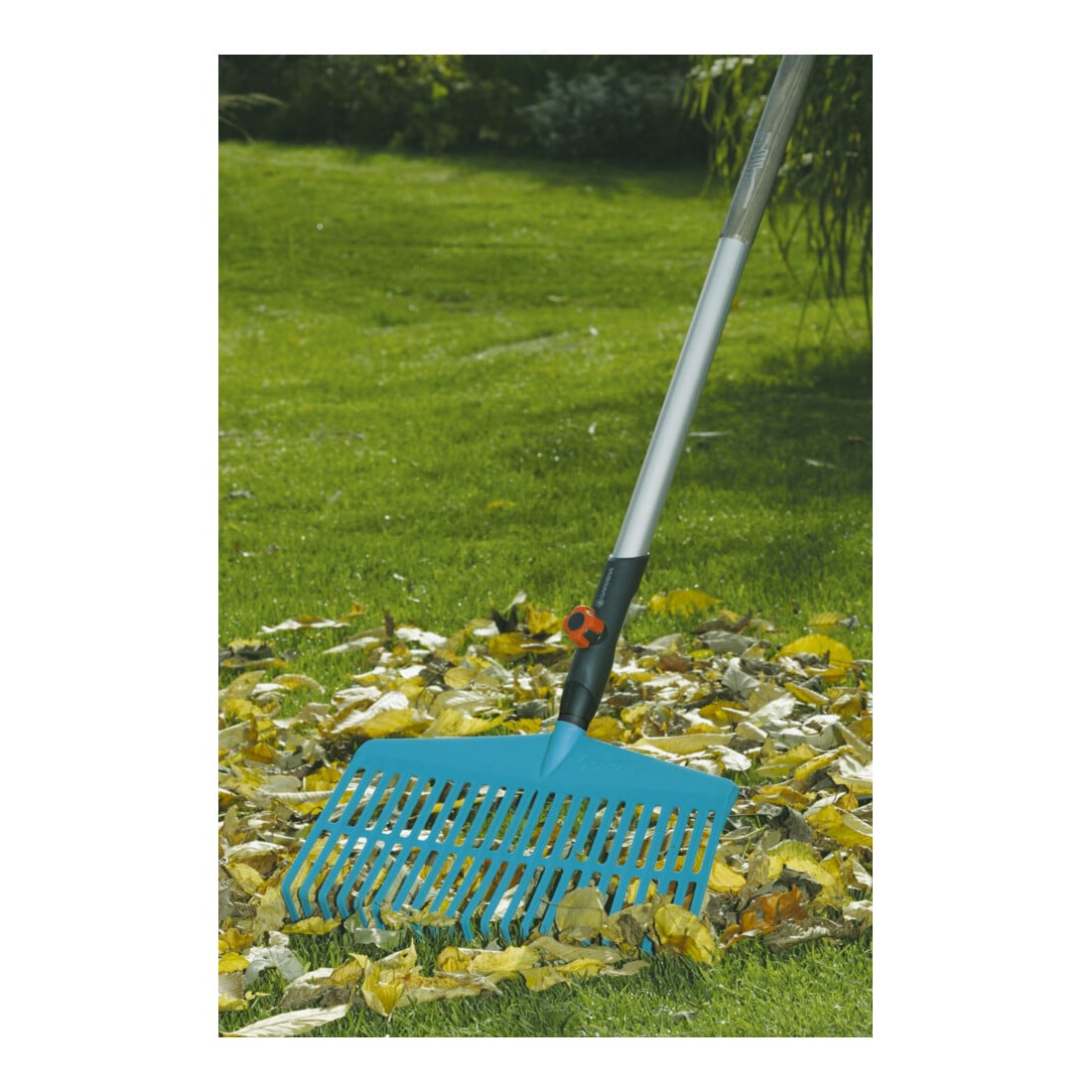 Offre complète combisystem GARDENA (balai de rue + râteau + manche)