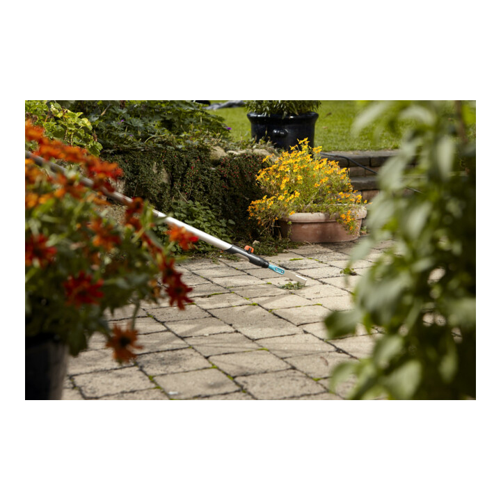 Offre complète combisystem GARDENA (balai râteau + cultivateur + gratte-joint + manche)
