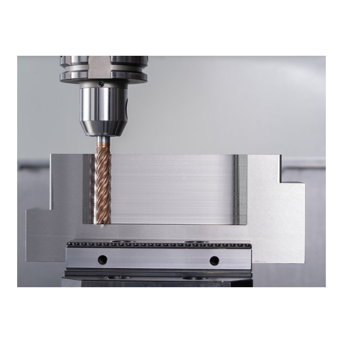 PFERD TOOLS Fraise VHM Ø10mm, 5 dents, avec diviseur de copeaux, 5xDC, rayon 0,5mm, revêtement AlTiN/TiSiXN, queue HB, Performance inoxydable
