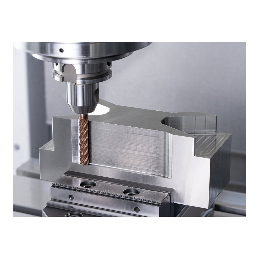 PFERD TOOLS VHM-Fräser Ø10mm, 5 Schneiden, mit Spanteiler, 5xDC, Radius 0,5mm, AlTiN / TiSiXN beschichtet, Schaft HB, Performance Rostfrei