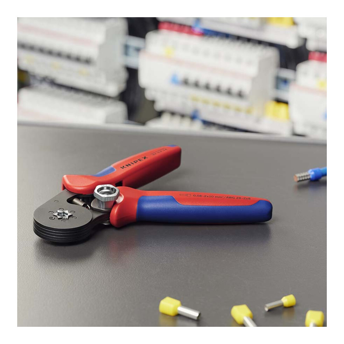 Pinces à sertir auto-ajustables pour embouts de câble, avec accès latéral Knipex
