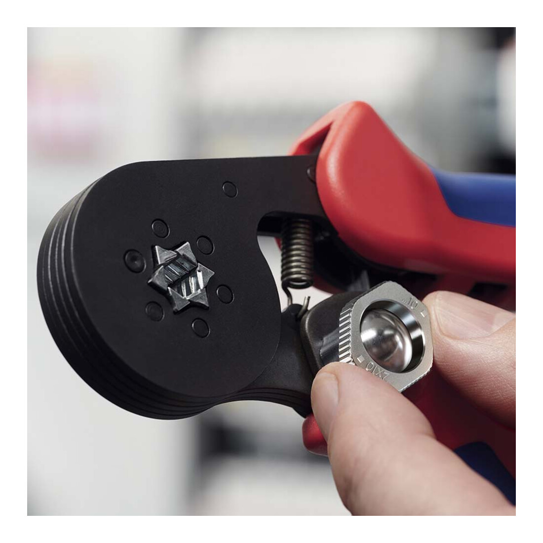 Pinces à sertir auto-ajustables pour embouts de câble, avec accès latéral Knipex
