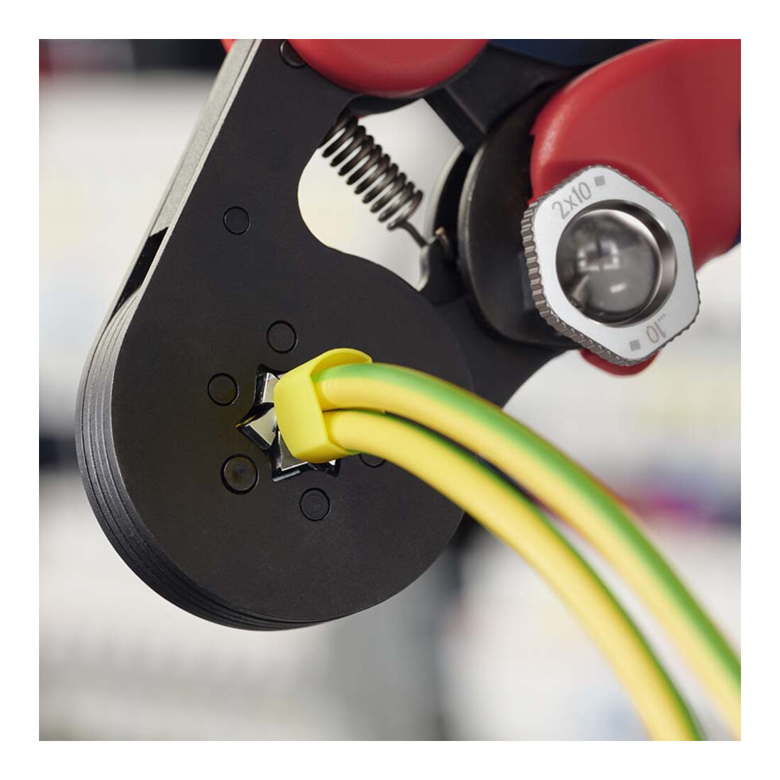Pinces à sertir auto-ajustables pour embouts de câble, avec accès latéral Knipex