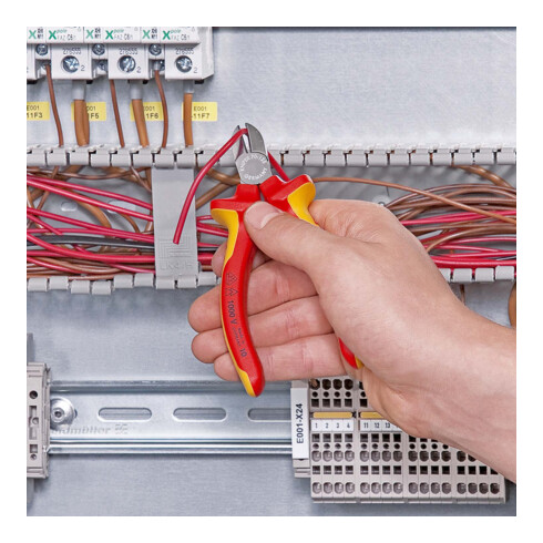 Les pinces coupantes latérales Knipex testées par le VDE