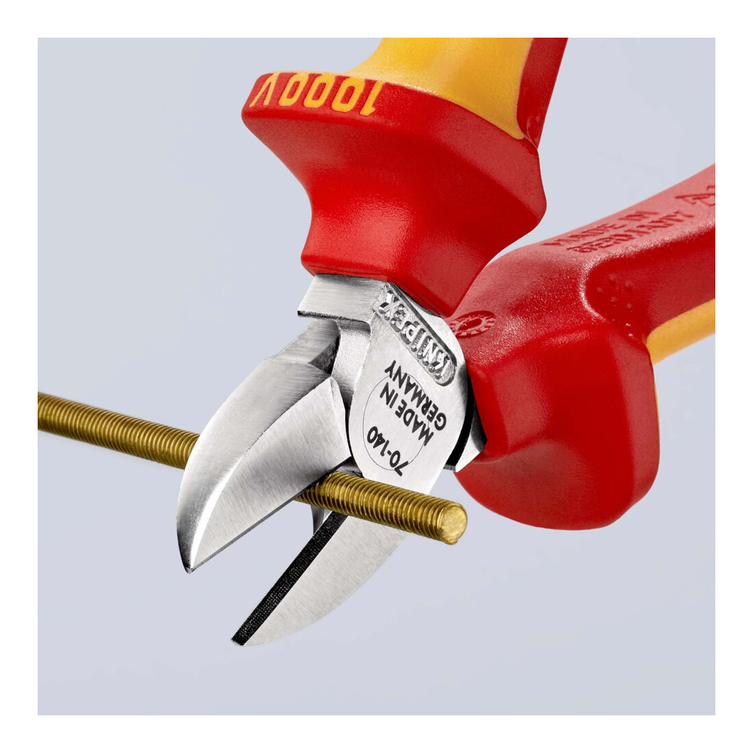 Les pinces coupantes latérales Knipex testées par le VDE