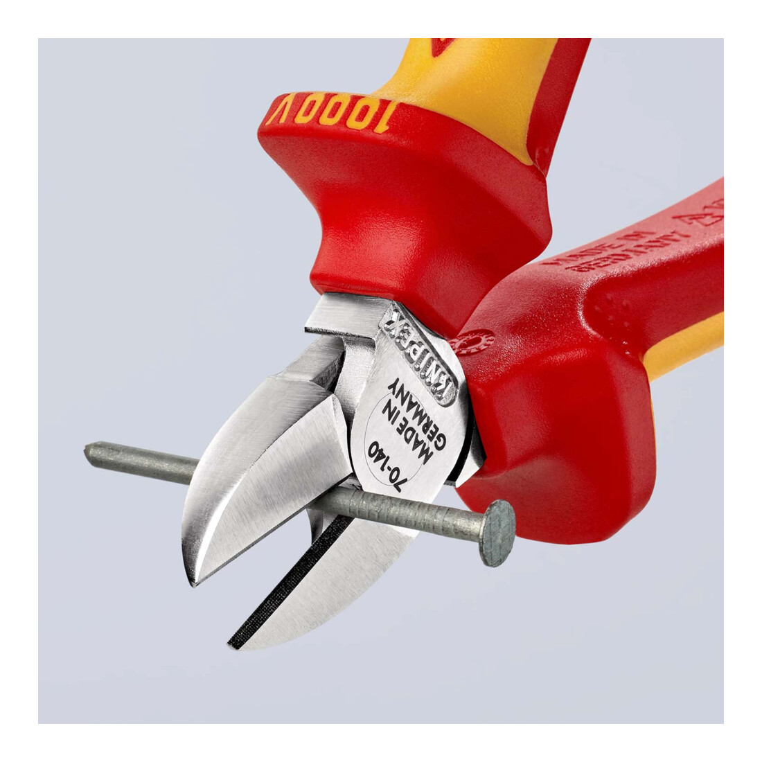 Les pinces coupantes latérales Knipex testées par le VDE