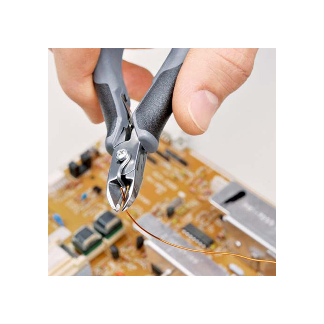 Pinces coupantes de côté pour l’électronique ESD Knipex