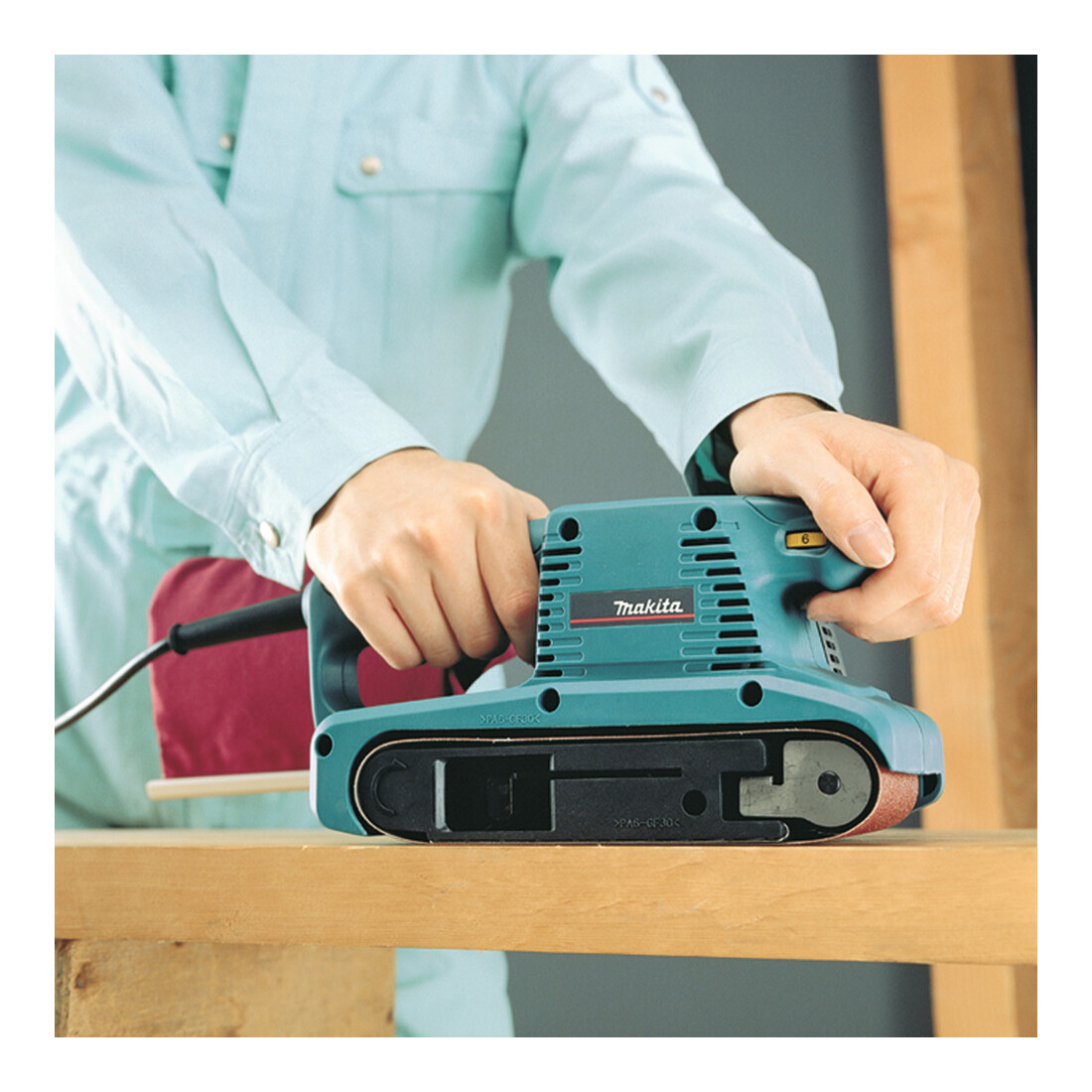 Ponceuse à bande Makita 76 mm 9911J