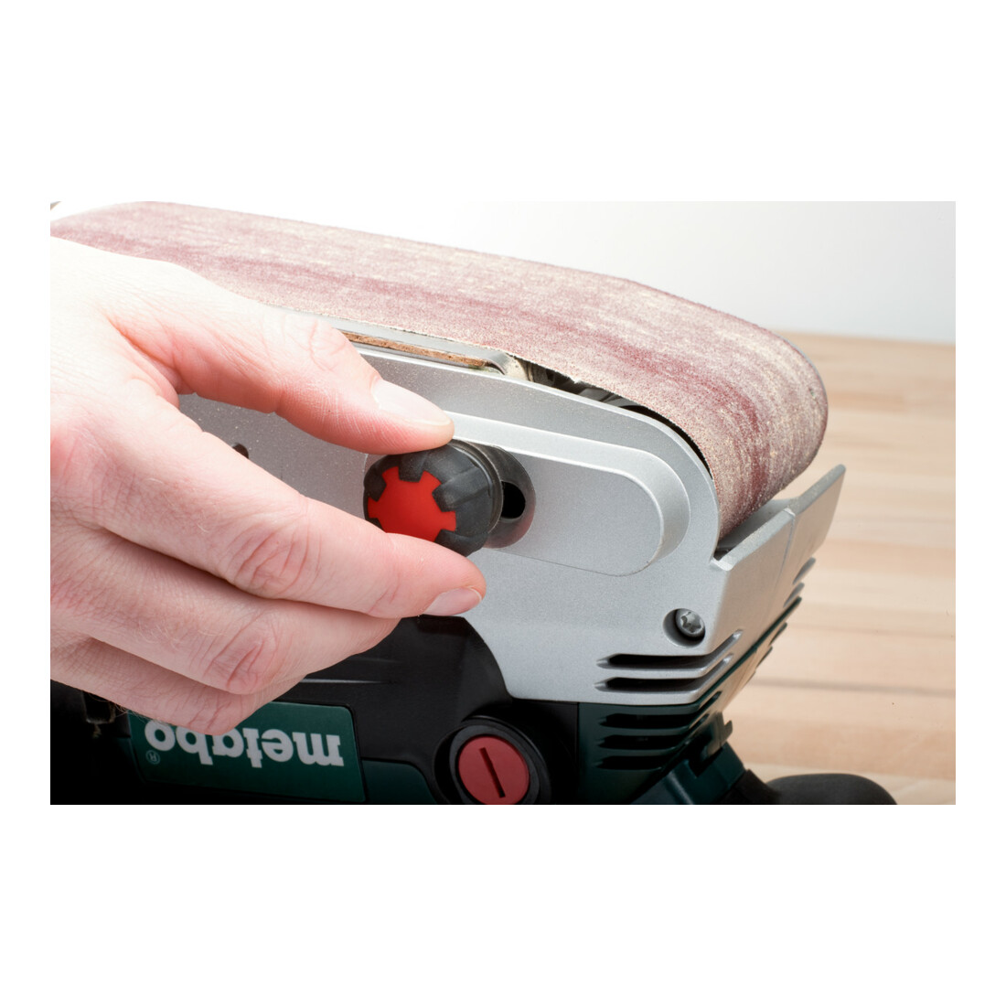 Ponceuse à bande Metabo BAE 75 avec support de machine ; boîte en carton