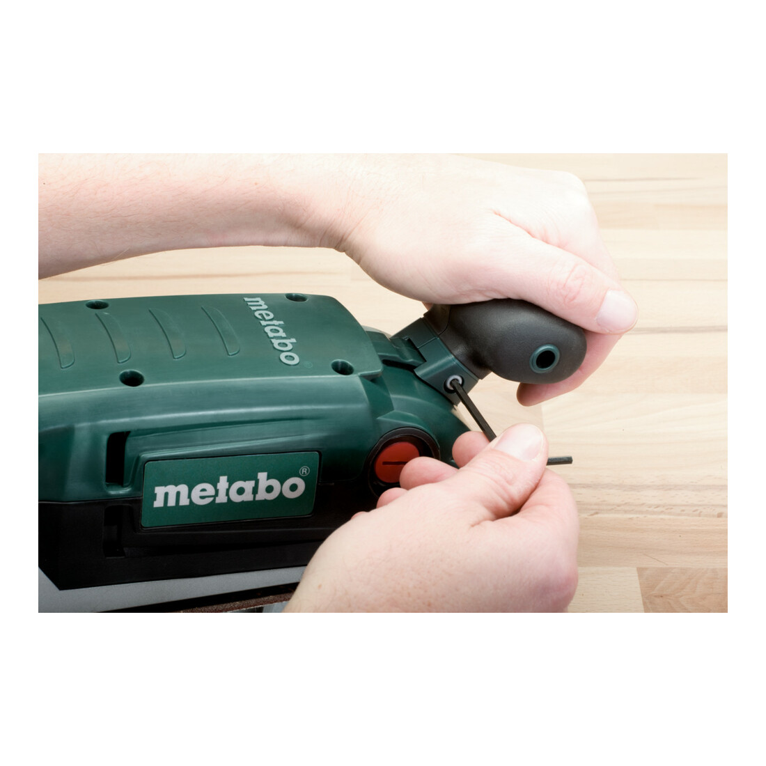 Ponceuse à bande Metabo BAE 75 avec support de machine ; boîte en carton