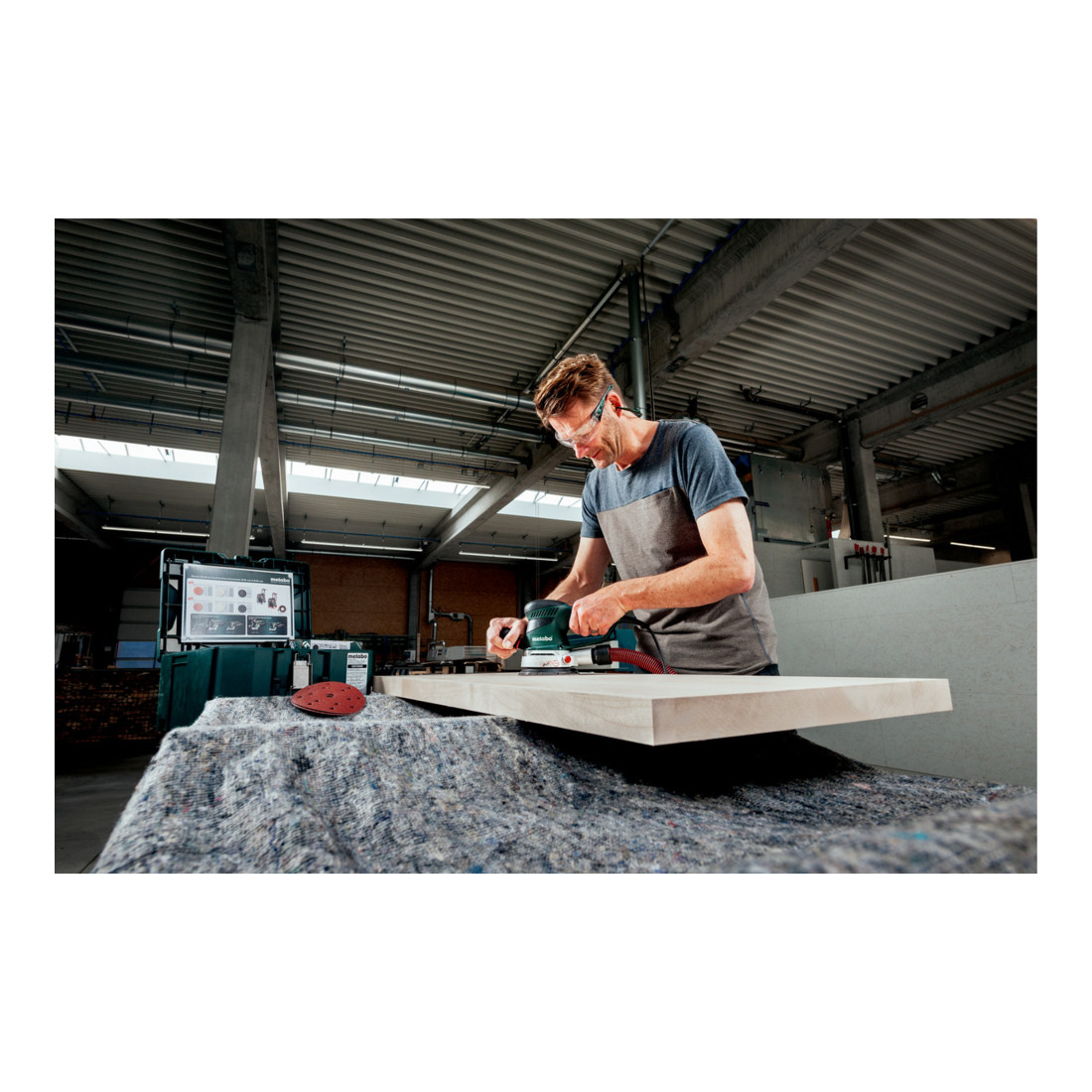 Ponceuse orbitale aléatoire Metabo SXE 450 TurboTec set avec 25 lames de ponçage adhésives ; boîte en carton
