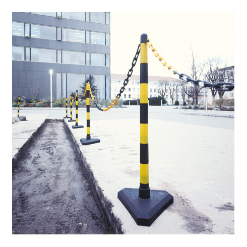 Potelets de balisage à chaîne avec pied triangulé noir/jaune Moravia 10 m de chaîne + pièces d'assemblage + 6 crochets