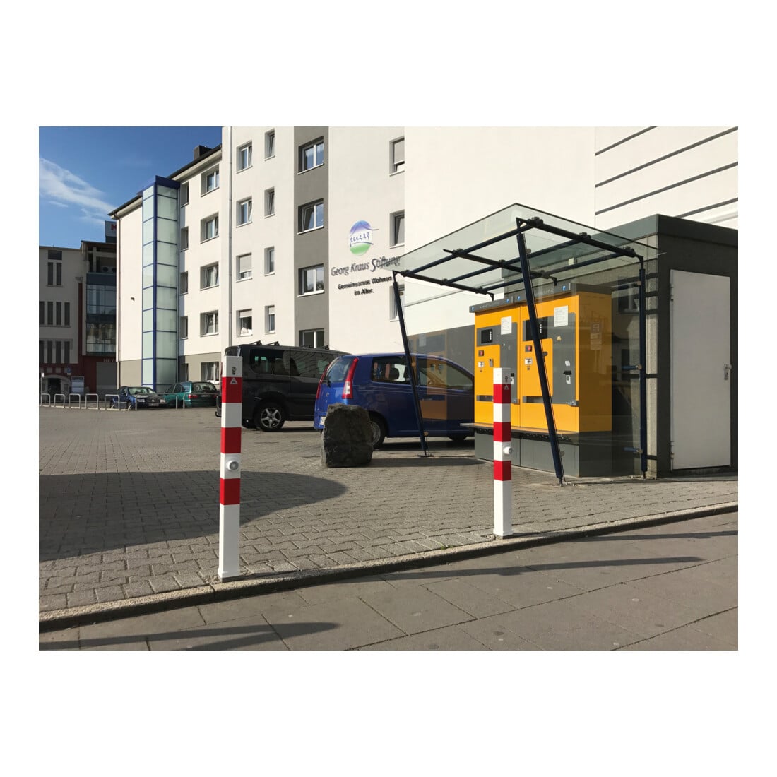 Schake Absperrpfosten Typ 470FUZHB, umlegbar + Dreikantverschluß, Profilzylinder zum Einbetonieren, 70x70mm, weiß / rot