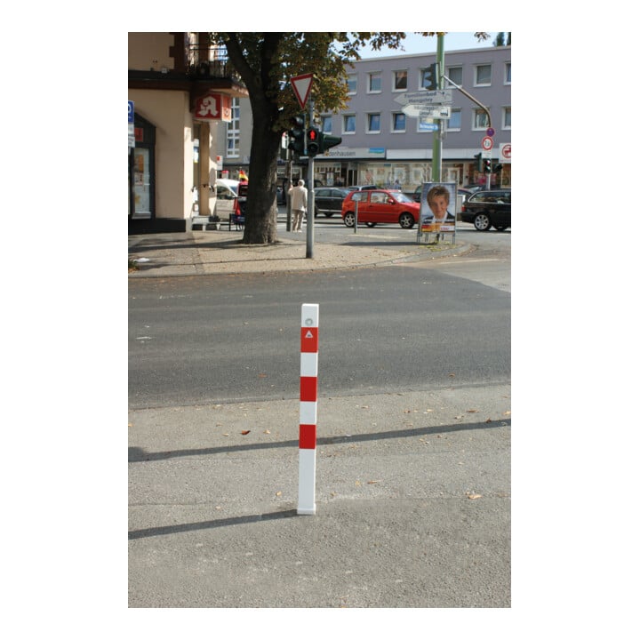 Schake Absperrpfosten Typ 470UDHB, umlegbar + obenliegenden Dreikantverschluß, 70x70mm, zum Einbetonieren, weiß / rot incl. Bodenhülse
