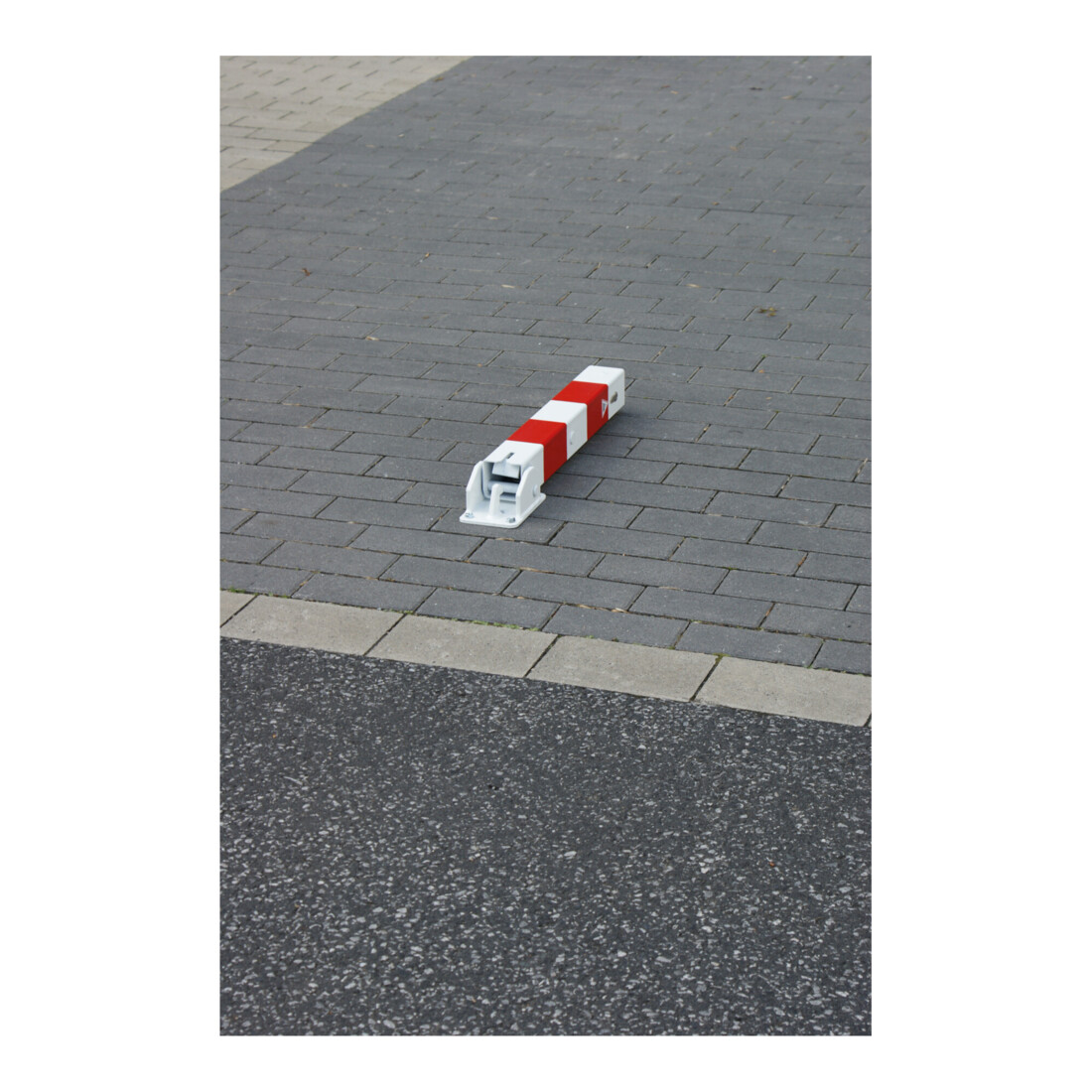 Schake Absperrpfosten Typ 4715FUB, umlegbar, Vierkantrohr 70x70mm, Überflur 500 mm, für Dübelbefestigung + Dreikantverschluß, weiß / rot