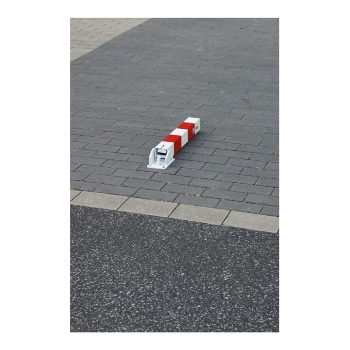 Schake Absperrpfosten Typ 4715FUB, umlegbar, Vierkantrohr 70x70mm, Überflur 500 mm, für Dübelbefestigung + Dreikantverschluß, weiß / rot