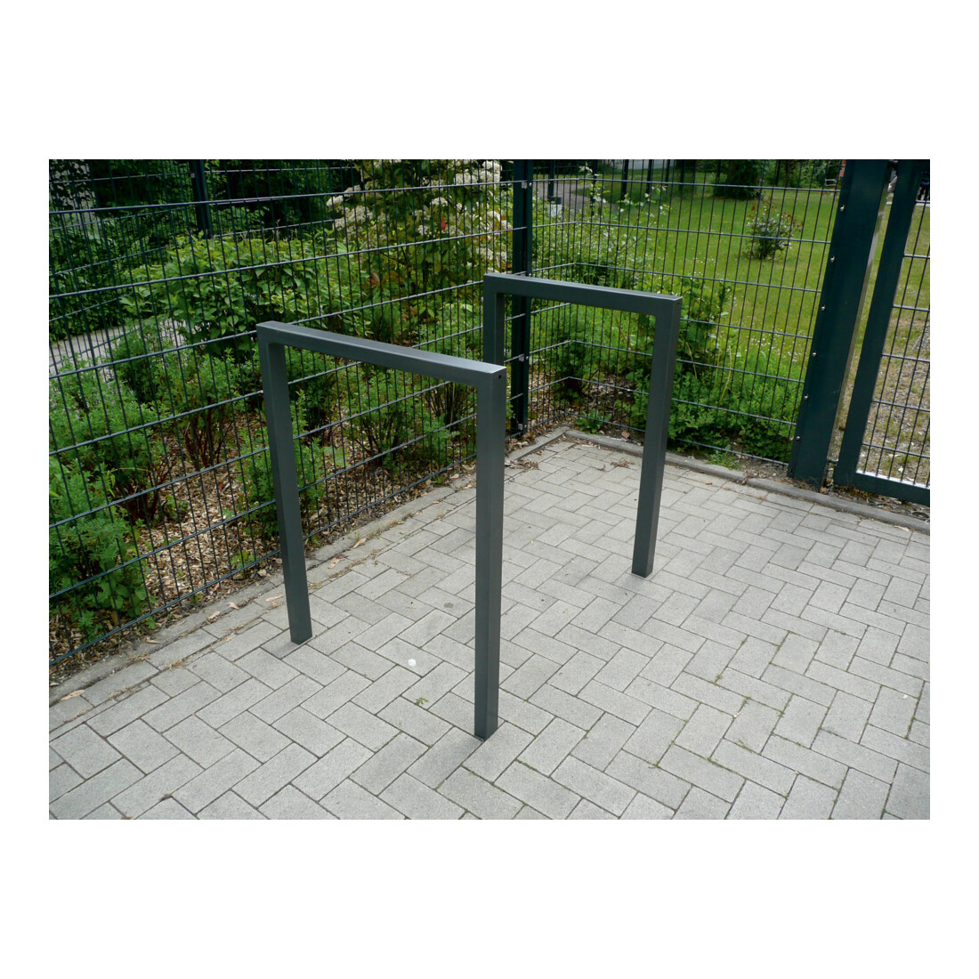Schake Anlehnbügel aus Vierkantrohr 60x60mm, Breite: 450mm Gesamthöhe:1200 mm + Querholm, beschichtet
