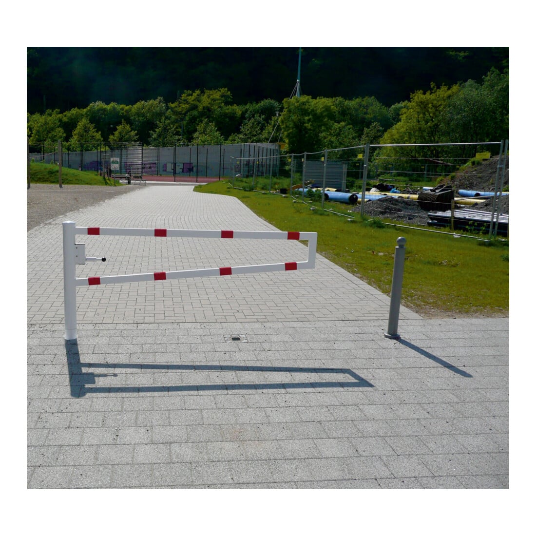 Schake Drehbare Wegesperre + selbsteinrastender Verriegelung 1,50m + Dreikantverschluß Drehpfosten: Ø 102mm, Schrankenarm: 60x40mm, zum Einbetonieren, beschichtet, weiß / rot