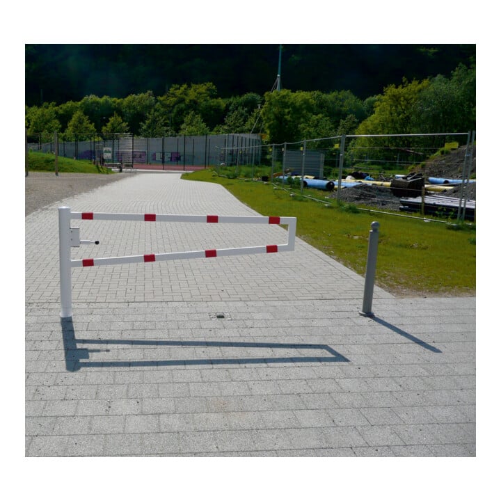 Schake Drehbare Wegesperre + selbsteinrastender Verriegelung 2,50m + Dreikantverschluß Drehpfosten: Ø 102mm, Schrankenarm: 60x40mm, zum Einbetonieren,