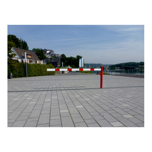 Schake Drehschranke 1,50m, für Vorhangschloss + Seilzugverstärkung, Drehpfosten: Ø 102mm, rot (RAL 3001) Schrankenarm: Aluminiumrohr 100x50mm, weiß / rot zum Einbetonieren