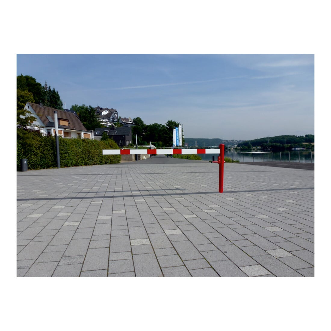 Schake Drehschranke 3,00m + Dreikantverschluss + Seilzugverstärkung, Drehpfosten: Ø 102mm, rot (RAL 3001) Schrankenarm: Aluminiumrohr 100x50mm, weiß / rot zum Einbetonieren