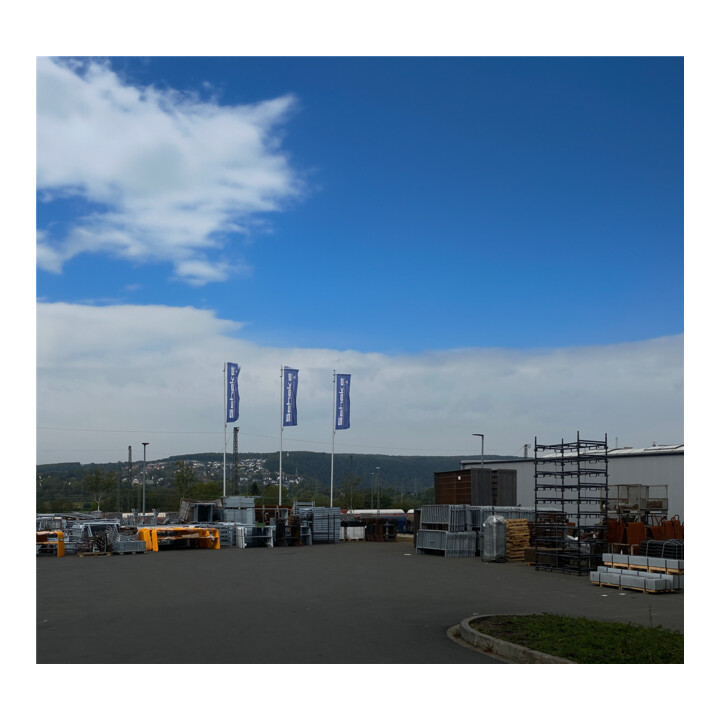 Set Schake Fahnenmast-Set 6m Stahlmast, verzinkt + Schake Beton-Aufstellvorrichtung, 1000 kg + Schake Ausleger für Fahne + Schake Lampenmast + Schake Kameramast-Set 6m mit Traverse