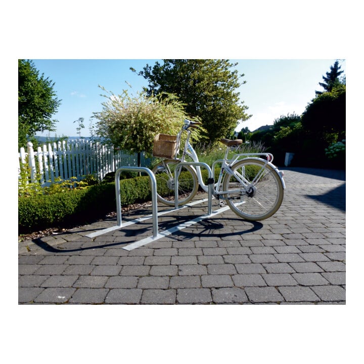 Schake Fahrradanlehnständer drei Anlehnbügeln, Ø48mm verschweißt auf Flacheisen 100x8mm, 1800mm lang